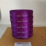 ป้ายคอเสื้อ เนื้อริบบิ้นซาติน 2.0 ซม. ริบบิ้นสีม่วง พิมพ์ขาว 5 ม้วน