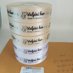 ป้ายคอเสื้อ เนื้อริบบิ้นซาติน 2.5 ซม. คละสี พิมพ์ดำ 5 ม้วน