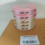 ป้ายคอเสื้อ เนื้อริบบิ้นซาติน 1.3 ซม. ริบบิ้นคละสี พิมพ์น้ำตาล 5 ม้วน