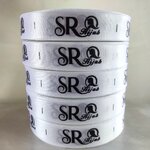 ป้ายคอเสื้อ เนื้อริบบิ้นซาติน 2.0 ซม. ริบบิ้นสีขาว 1 พิมพ์ดำ 5 ม้วน