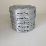 ป้ายคอเสื้อ เนื้อริบบิ้นซาติน 1.3 ซม. ริบบิ้นสีเทา 67 พิมพ์ดำ 5 ม้วน