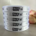 ป้ายคอเสื้อ เนื้อริบบิ้นซาติน 1.3 ซม. ริบบิ้นสีขาว 1 พิมพ์ดำ 5 ม้วน