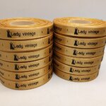 ป้ายคอเสื้อ เนื้อริบบิ้นซาติน 1.3 ซม. ริบบิ้นสีทอง 103 พิมพ์ดำ 12 ม้วน