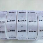 ป้ายคอเสื้อ เนื้อริบบิ้นซาติน 2.5 ซม. ริบบิ้นสีขาว พิมพ์ดำ 5 ม้วน