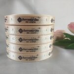 ป้ายคอเสื้อ เนื้อริบบิ้นซาติน 1.3 ซม. ริบบิ้นสีทองอ่อน 61 พิมพ์ น้ำตาล 5 ม้วน