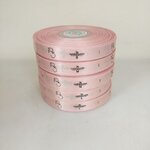 ป้ายคอเสื้อ เนื้อริบบิ้นซาติน 1.3 ซม. ริบบิ้นสีชมพู 64a พิมพ์ดำ 5 ม้วน