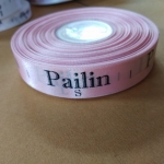 ป้ายคอเสื้อ เนื้อริบบิ้นซาติน 1.3 ซม. ริบบิ้นสีชมพู 64a พิมพ์ดำ 1 ม้วน