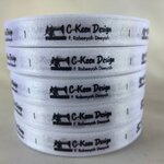 ป้ายคอเสื้อ เนื้อริบบิ้นซาติน 1.3 ซม. ริบบิ้นสีขาว 1 พิมพ์ดำ 5 ม้วน