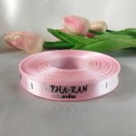 ป้ายคอเสื้อ เนื้อริบบิ้นซาติน 1.3 ซม. ริบบิ้นสีชมพู 64a พิมพ์ดำ 1 ม้วน