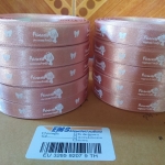 ป้ายคอเสื้อ เนื้อริบบิ้นซาติน 1.3 ซม. ริบบิ้นสีโอรส 410 พิมพ์ขาว 10 ม้วน