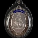 เหรียญพระพุทธชินราช หลวงพ่อคูณ ปริสุทโธ วัดบ้านไร่ รุ่นแรก ออกวัดแจ้งนอก ปี ๒๕๕๓ พิมพ์หลังแบบ เนื้อเงินลงยา เลี่ยมกรอบกันน้ํา มาพร้อมใบรับประกันพระแท้จากเว็บจี หมายเลข ๔๒