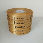 ป้ายคอเสื้อ เนื้อริบบิ้นซาติน 1.3 ซม. ริบบิ้นสีทอง 103 พิมพ์ดำ 5 ม้วน