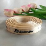 ป้ายคอเสื้อ เนื้อริบบิ้นซาติน 1.3 ซม. ริบบิ้นสีทองอ่อน 61 พิมพ์ ชมพู 1 ม้วน