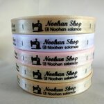 ป้ายคอเสื้อ เนื้อริบบิ้นซาติน 1.3 ซม. ริบบิ้นคละสี พิมพ์ดำ 5 ม้วน