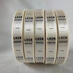 ป้ายคอเสื้อ เนื้อริบบิ้นซาติน 1.3 ซม. ริบบิ้นสีครีม พิมพ์ดำ 5 ม้วน