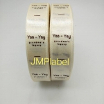 ป้ายคอเสื้อ เนื้อริบบิ้นซาติน 2 ซม. ริบบิ้นสีครีม S-2 พิมพ์น้ำตาล 2 ม้วน