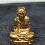 รูปเหมือนปั้ม หลวงพ่อคูณ ปริสุทฺโธ วัดบ้านไร่ รุ่นปาฎิหาริย์ EOD ปี ๒๕๕๖ เนื้อทองสัตตะ หมายเลข ๑๑๑