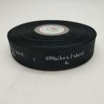 ป้ายคอเสื้อ เนื้อริบบิ้นซาติน 2.0 ซม. ริบบิ้นสีดำ 1 พิมพ์ขาว 1 ม้วน