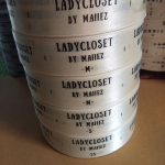 ป้ายคอเสื้อ เนื้อริบบิ้นซาติน 2.5 ซม. ริบบิ้นสีครีม S-2 พิมพ์ดำ 5 ม้วน