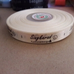 ป้ายคอเสื้อ เนื้อริบบิ้นซาติน 1.3 ซม. ริบบิ้นสีครีม S-2 พิมพ์น้ำตาล 1 ม้วน (แบบ 36)