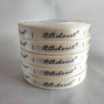 ป้ายคอเสื้อ เนื้อริบบิ้นซาติน 1.3 ซม. ริบบิ้นสีครีมs-2 พิมพ์น้ำตาล 5 ม้วน