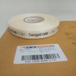 ป้ายคอเสื้อ เนื้อริบบิ้นซาติน 1.3 ซม. ริบบิ้นสีครีม S-2 พิมพ์น้ำตาล 1 ม้วน