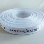 ป้ายคอเสื้อ เนื้อริบบิ้นซาติน 1.3 ซม. ริบบิ้นสีขาว พิมพ์น้ำตาล 1 ม้วน