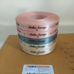 ป้ายคอเสื้อ เนื้อริบบิ้นซาติน 1.3 ซม. ริบบิ้นคละสี พิมพ์ดำ 5 ม้วน