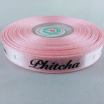 ป้ายคอเสื้อ เนื้อริบบิ้นซาติน 1.3 ซม. ริบบิ้นสีชมพู พิมพ์ดำ 1 ม้วน