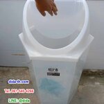 ถังขยะพลาสติกขาวขุ่น หกเหลี่ยม ฝาแกว่ง ความจุ 56 ลิตร