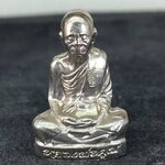 รูปเหมือนปั้ม หลวงพ่อคูณ ปริสุทฺโธ วัดบ้านไร่ รุ่นปาฎิหาริย์ EOD ปี ๒๕๕๖ เนื้ออัลปาก้า โค๊ตกรรมการ หมายเลข ๗๗๗