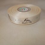 ป้ายคอเสื้อ เนื้อริบบิ้นซาติน 2 ซม. ริบบิ้นสีครีม S-2 พิมพ์น้ำตาล 1 ม้วน