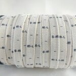 ป้ายคอเสื้อ เนื้อคอตต้อนก้างปลา 1.3 ซม.พิมพ์ดำ 1 ม้วน