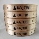 ป้ายคอเสื้อ เนื้อริบบิ้นซาติน 1.3 ซม. ริบบิ้นสี111a พิมพ์ดำ 5 ม้วน