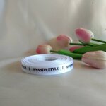 ป้ายคอเสื้อ เนื้อริบบิ้นซาติน 1.3 ซม. ริบบิ้นสีขาว 1 พิมพ์น้ำตาล 1 ม้วน