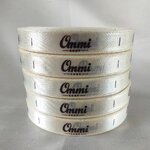 ป้ายคอเสื้อ เนื้อริบบิ้นซาติน 1.3 ซม. ริบบิ้นสีครีม S-2 พิมพ์น้ำตาล 5 ม้วน