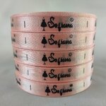 ป้ายคอเสื้อ เนื้อริบบิ้นซาติน 1.3 ซม. ริบบิ้นสีชมพู 64 พิมพ์ดำ 5 ม้วน