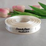 ป้ายคอเสื้อ เนื้อริบบิ้นซาติน 1.3 ซม. ริบบิ้นสีครีม S-2 พิมพ์ดำ 1 ม้วน