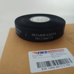 ป้ายคอเสื้อ เนื้อริบบิ้นซาติน 2.0 ซม. ริบบิ้นสีดำ 1 พิมพ์ขาว 1 ม้วน