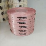 ป้ายคอเสื้อ เนื้อริบบิ้นซาติน 1.3 ซม. ริบบิ้นสีชมพู 64a พิมพ์ดำ 5 ม้วน