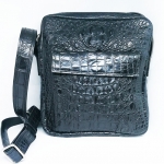 กระเป๋าสะพายชายหนังจระเข้แท้ สีดำ ส่วนหลัง รหัส CRM367H-BL