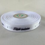 ป้ายคอเสื้อ เนื้อริบบิ้นซาติน 1.3 ซม. ริบบิ้นสีขาว พิมพ์ดำ 1 ม้วน