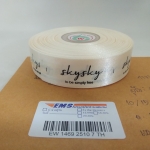 ป้ายคอเสื้อ เนื้อริบบิ้นซาติน 2.5 ซม. ริบบิ้นสีครีม S-2 พิมพ์ดำ 1 ม้วน