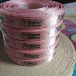 ป้ายคอเสื้อ เนื้อริบบิ้นซาติน 1.3 ซม. ริบบิ้นสีชมพู 64a พิมพ์เทา 5 ม้วน