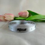 ป้ายคอเสื้อ เนื้อริบบิ้นซาติน 1.3 ซม. ริบบิ้นสีเทา 67 พิมพ์ดำ 1 ม้วน