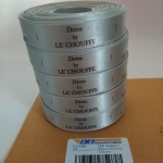 ป้ายคอเสื้อ เนื้อริบบิ้นซาติน 2.5 ซม. ริบบิ้นสีเทา 67 พิมพ์น้ำตาล 5 ม้วน