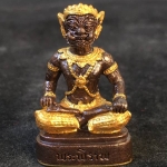 พระพิราพ รุ่นสมบัติเจ้าคุณปู่ หลวงปู่เเสน ปสนุโน วัดบ้านหนองจิก จ.ศรีสะเกษ แยกออกมาจากชุดกรรมการ เนื้อมันปูทาทองบางส่วน หมายเลข 864