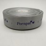 ป้ายคอเสื้อ เนื้อริบบิ้นซาติน 2.5 ซม. ริบบิ้นสีเทา 67 พิมพ์น้ำเงิน 1 ม้วน