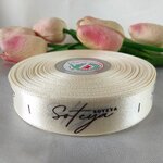 ป้ายคอเสื้อ เนื้อริบบิ้นซาติน 2.0 ซม. ริบบิ้นสีครีมS2 พิมพ์น้ำตาล1 ม้วน