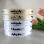 ป้ายคอเสื้อ เนื้อริบบิ้นซาติน 1.3 ซม. ริบบิ้นคละสี พิมพ์ดำ 5 ม้วน